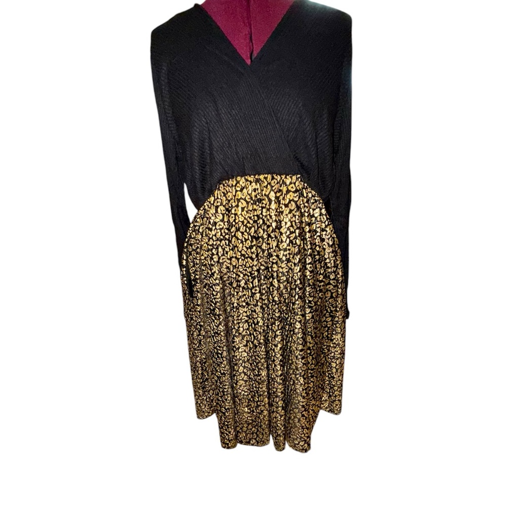 Haptics 3X NWOT Black and Gold Pleated Long Sleeve V-Neck Dress With Pockets